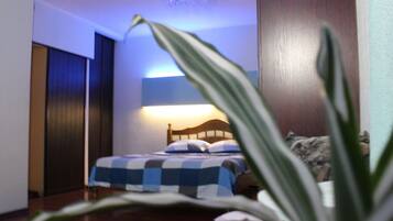 Traditional Condo (97) | Individually decorated, individually furnished, desk, laptop workspace