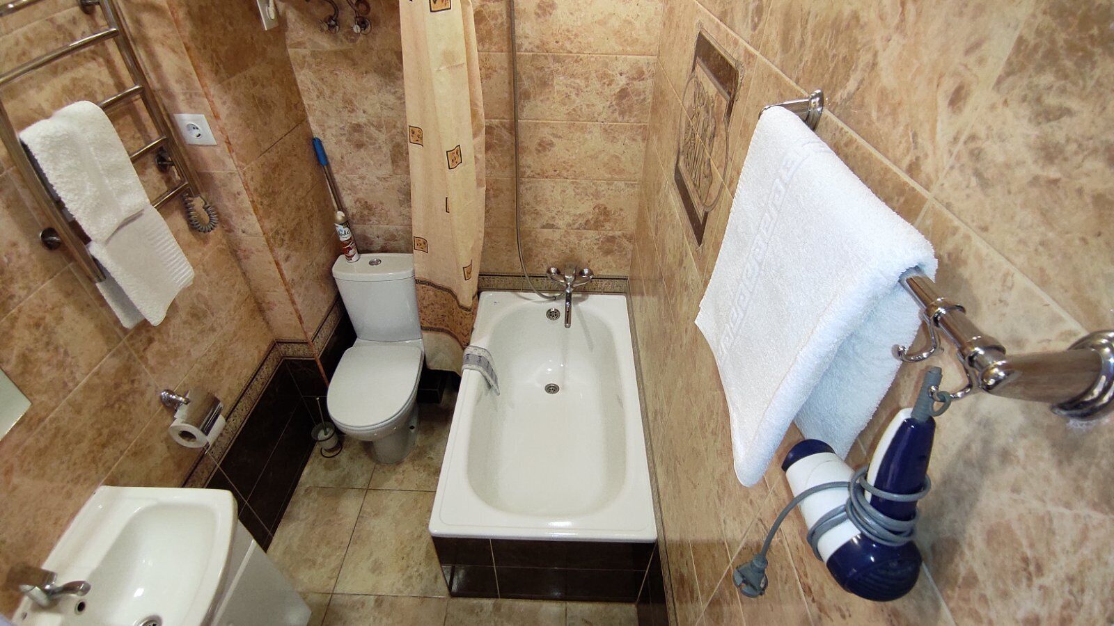 Kolmen hengen luksushuone (23) | Kylpyhuone | Hiustenkuivaaja, tohvelit, pyyhkeet, saippua