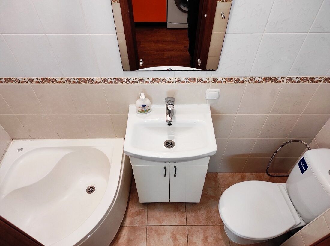 Une salle de bain avec une baignoire, un lavabo et des toilettes.