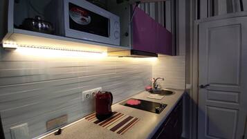 Luxury Triple Room (23) | Private kitchenette | Fridge, microwave, stovetop, coffee/tea maker