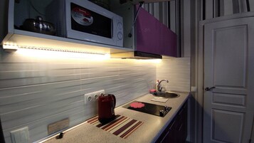 Refrigerador, microondas, placa de cocina, cafetera/tetera