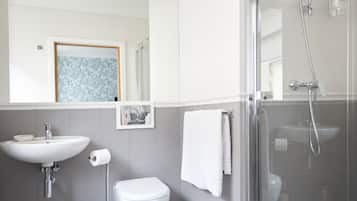 Habitación estándar | Baño | Ducha, secador de pelo, toallas y jabón