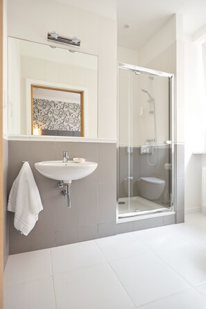 Standard Room | Bathroom | Shower, hair dryer, towels, soap - Apartamenty Klasztorna 25 (Poznan)
