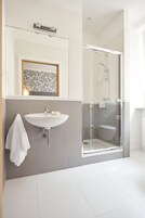 Standard Oda | Banyo | Duş, saç kurutma makinesi, havlu, sabun 
