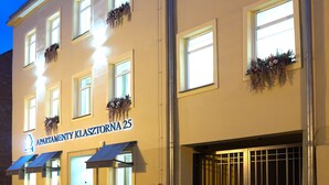 Un edificio de varios pisos con un letrero que dice "APARTMENTY KLASZTORNIA 25".