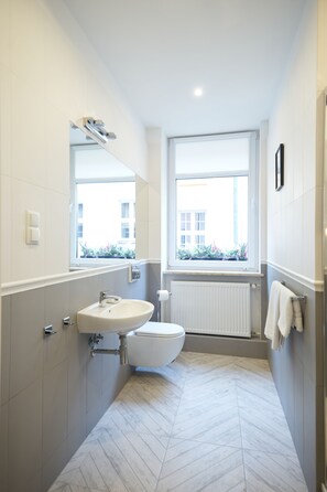 Standard Room | Bathroom | Shower, hair dryer, towels, soap - Apartamenty Klasztorna 25 (Poznan)