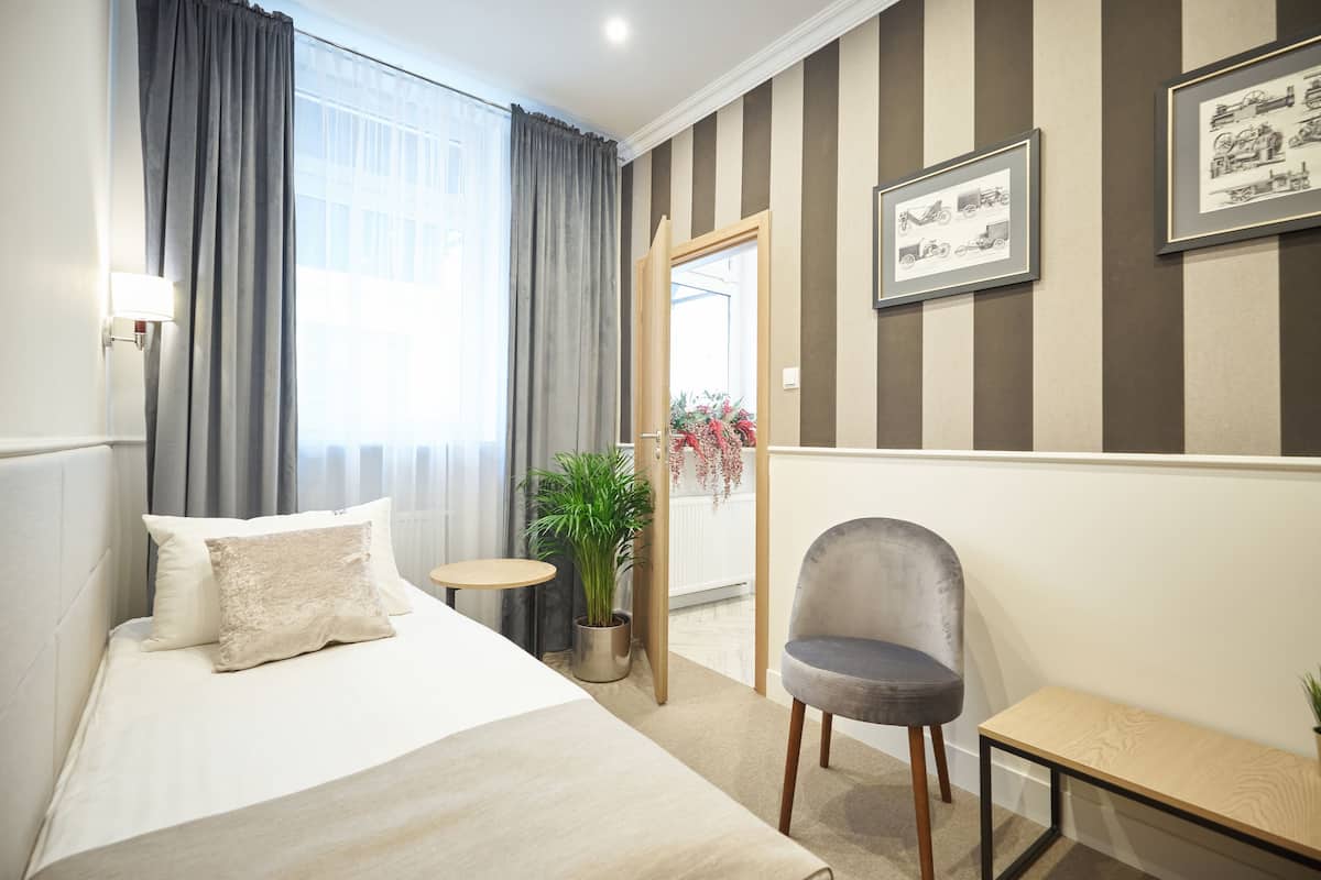 Standard Room | WiFi (free), bed sheets
