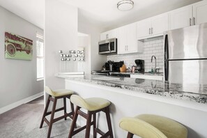 Fridge, microwave, oven, stovetop - Close to Gainbridge and Lucas Oil (Indianapolis)