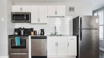 Geladeira, micro-ondas, fogão, cooktop