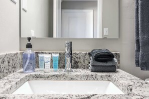 Baignoire, séchoir à cheveux, serviettes fournies