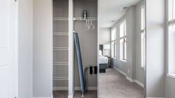 2 habitaciones, tabla de planchar con plancha, cuna de viaje y wifi