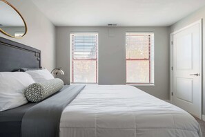 1 habitación, tabla de planchar con plancha, cuna de viaje y wifi 