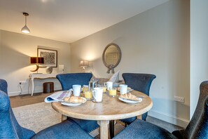 Dining - The Blenheim Suite Vanbrugh 2 | Oxford Holiday Let | 2 Beds & Sleeps 4 (Oxford)