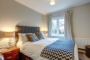 2 bedrooms, desk, iron/ironing board, WiFi - The Blenheim Suite Vanbrugh 2 | Oxford Holiday Let | 2 Beds & Sleeps 4 (Oxford)
