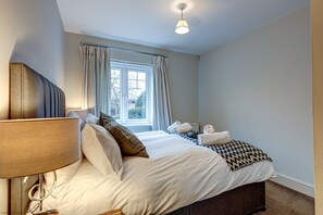 2 bedrooms, desk, iron/ironing board, WiFi