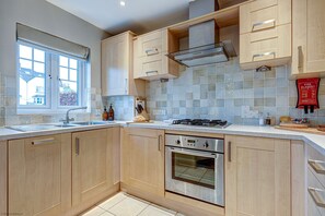 Fridge, microwave, oven, stovetop - The Blenheim Suite Vanbrugh 2 | Oxford Holiday Let | 2 Beds & Sleeps 4 (Oxford)