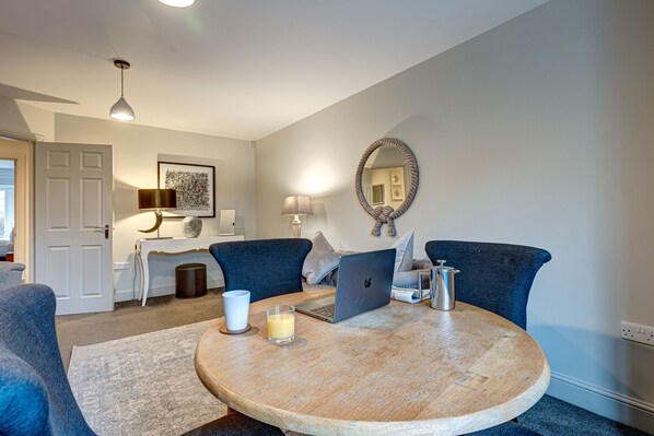 Interior - The Blenheim Suite Vanbrugh 2 | Oxford Holiday Let | 2 Beds & Sleeps 4 (Oxford)