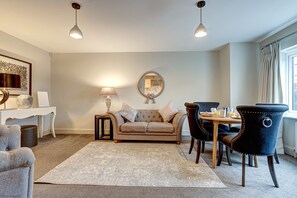 TV - The Blenheim Suite Vanbrugh 2 | Oxford Holiday Let | 2 Beds & Sleeps 4 (Oxford)