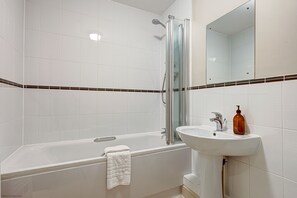 Hair dryer - The Blenheim Suite Vanbrugh 2 | Oxford Holiday Let | 2 Beds & Sleeps 4 (Oxford)