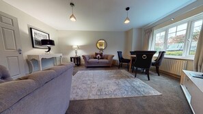 TV - The Blenheim Suite Vanbrugh 2 | Oxford Holiday Let | 2 Beds & Sleeps 4 (Oxford)