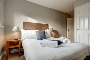 2 bedrooms, desk, iron/ironing board, WiFi