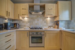 Fridge, microwave, oven, stovetop - The Marlborough Suite Vanbrugh 3 | Oxford Holiday Let | 2 Bedrooms & Sleeps 4 (Oxford)