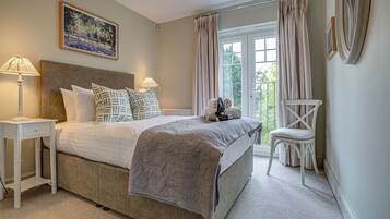 2 bedrooms, desk, iron/ironing board, WiFi
