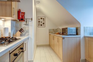 Een koelkast, een magnetron, een oven, een kookplaat