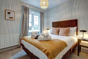 2 bedrooms, desk, iron/ironing board, WiFi