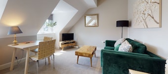 The Bladon Suite Vanburgh 8 | Oxford Holiday Let | 1 Bed & Sleeps 2