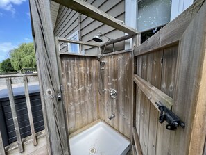 Een douche, een haardroger, handdoeken, zeep