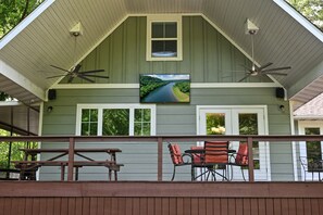Outdoor dining - Top Location! 3D & Video Tour. Riverside 4/3 w/ the best water access & privacy! (Flippin)
