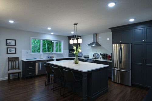 Top Location! 3D & Video Tour. Riverside 4/3 w/ the best water access & privacy!