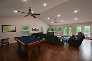 Smart TV, fireplace, stereo