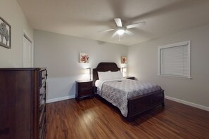 4 عدّة غرف نوم وملاءات للفراش لا تسبب الحساسية ومكواة/لوح كي