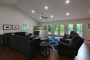 تلفزيون ذكي، مدفأة، ستيريو