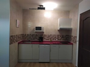 Frigorífico, microondas, placa de cocina y cafetera o tetera