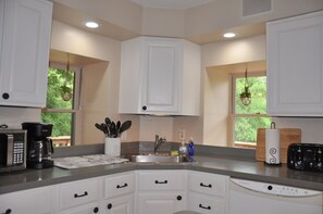 冰箱、微波炉、烤箱、炉灶