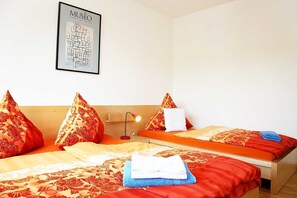 2 bedrooms, iron/ironing board, travel cot, free WiFi