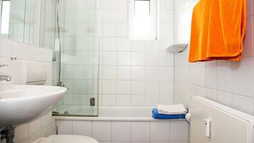 Duschwanne, Haartrockner, Handtücher, Seife