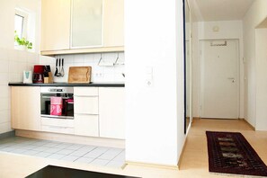 Fridge, oven, stovetop, coffee/tea maker