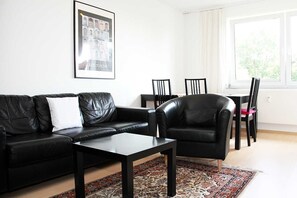 Smart TV, DVD player, books, stereo