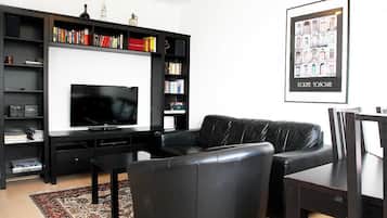 Smart-TV, DVD-Player, Bücher, Stereoanlage