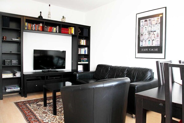 Smart TV, DVD player, books, stereo