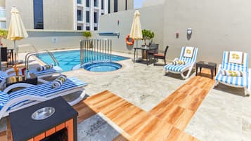 AuĂenpool, geöffnet von 09:00 Uhr bis 21:00 Uhr, Sonnenschirme