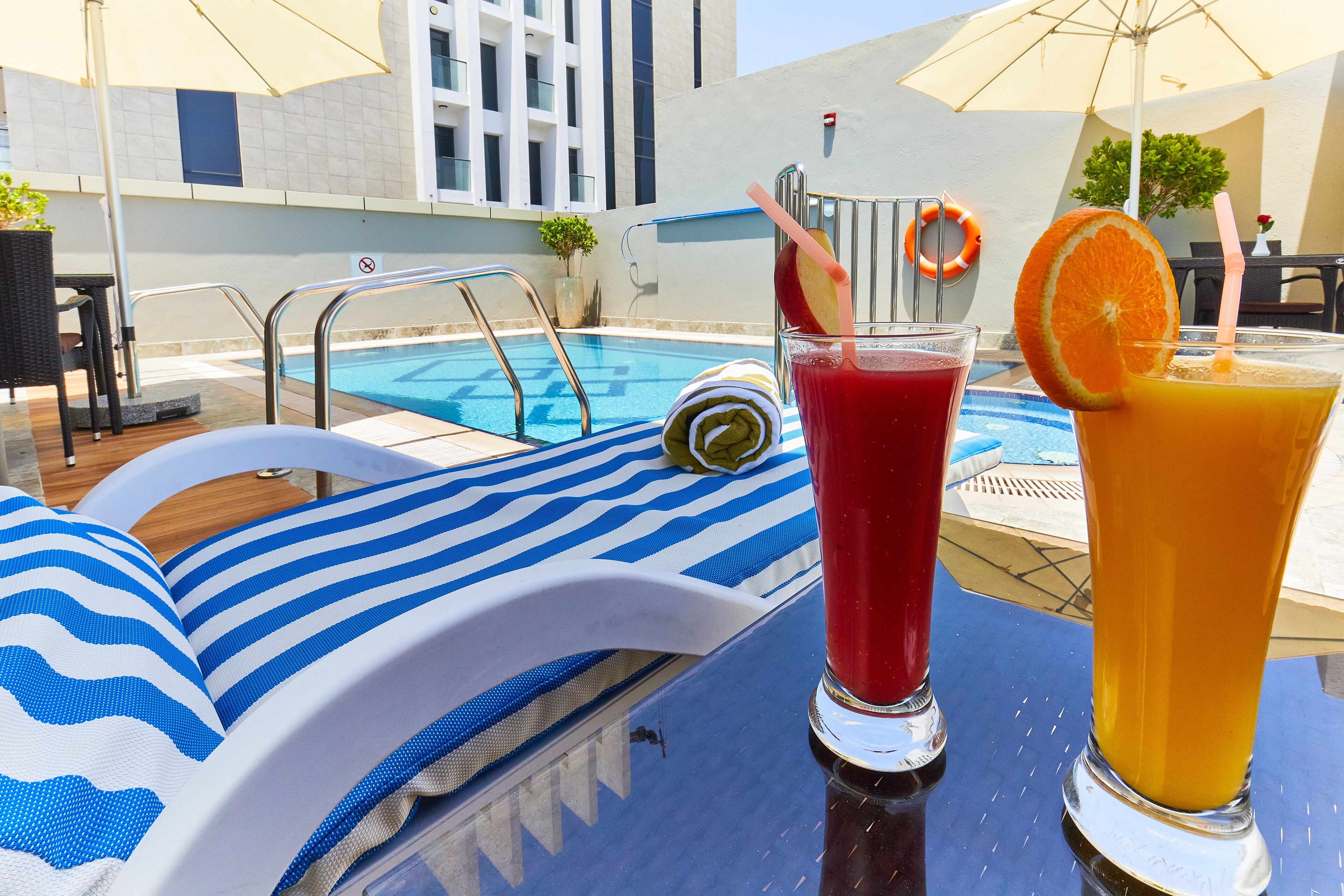 Piscine extérieure, parasols de plage, chaises longues