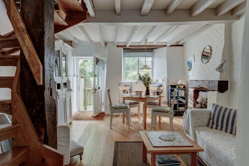 The White Cottage | Woodstock Holiday Let | 2 Beds & Sleeps 3