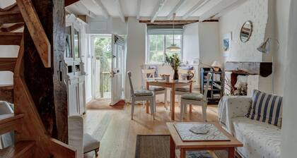 The White Cottage | Woodstock Holiday Let | 2 Beds & Sleeps 3
