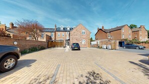 Property grounds - The Beauchamp Suite Dunara 4 | Leamington Spa Holiday Let | 1 Bed & Sleeps 2 (Leamington Spa)