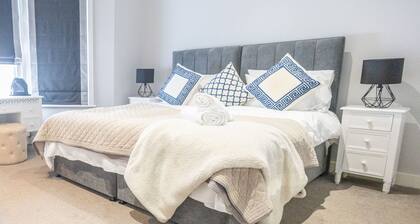 The Beauchamp Suite Dunara 4 | Leamington Spa Holiday Let | 1 Bed & Sleeps 2